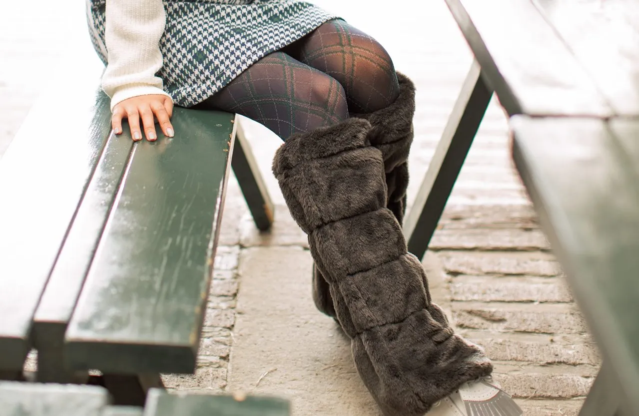 モコモコのエコファーもブラウンなら大人っぽい