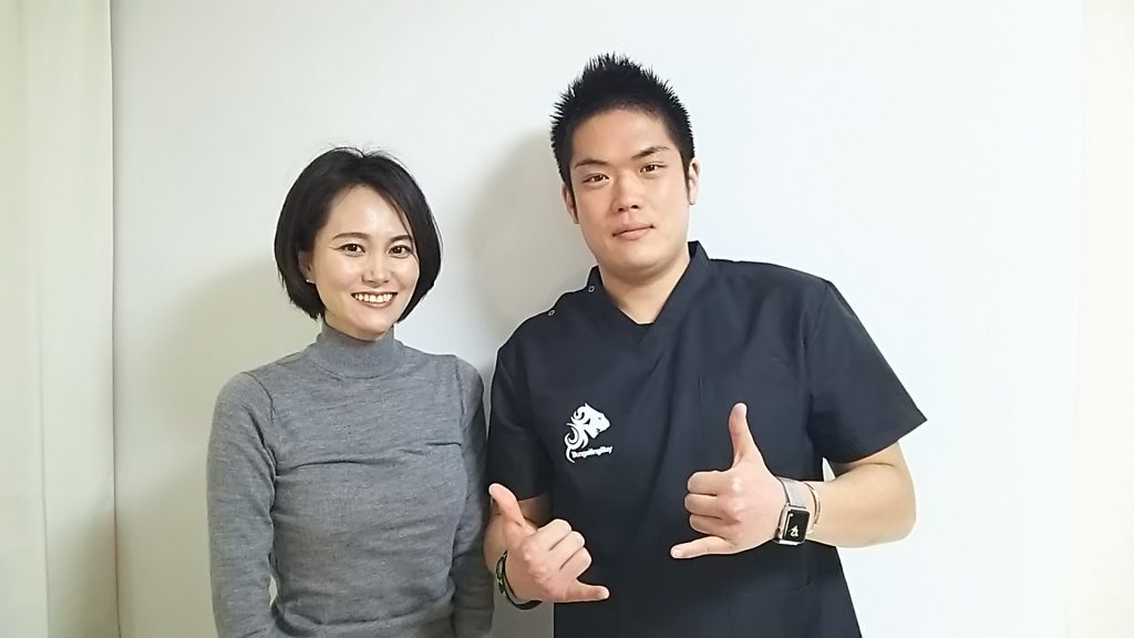 読者モデル石川まきさん（左）と阿佐美ザウルス氏（右）