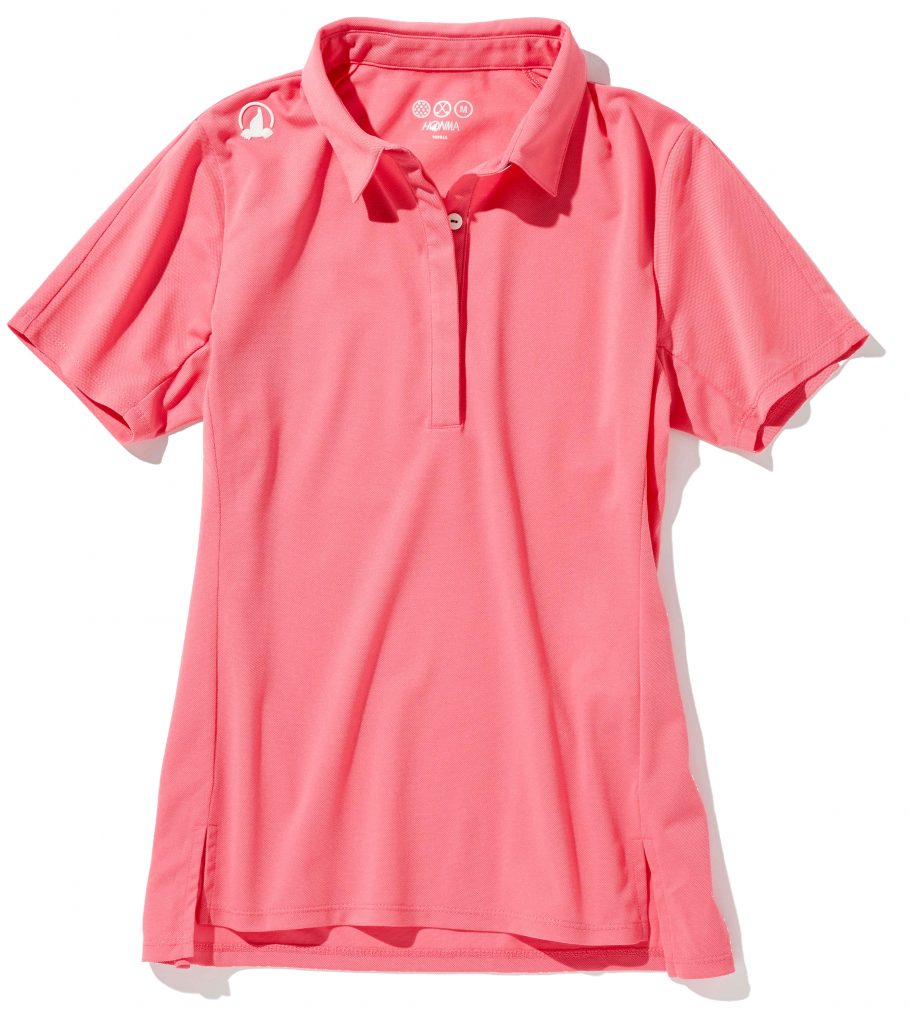 鮮やかなピンクが際立つシンプルなデザイン。隠しボタンで胸元もすっきり。ポロシャツ¥11,000