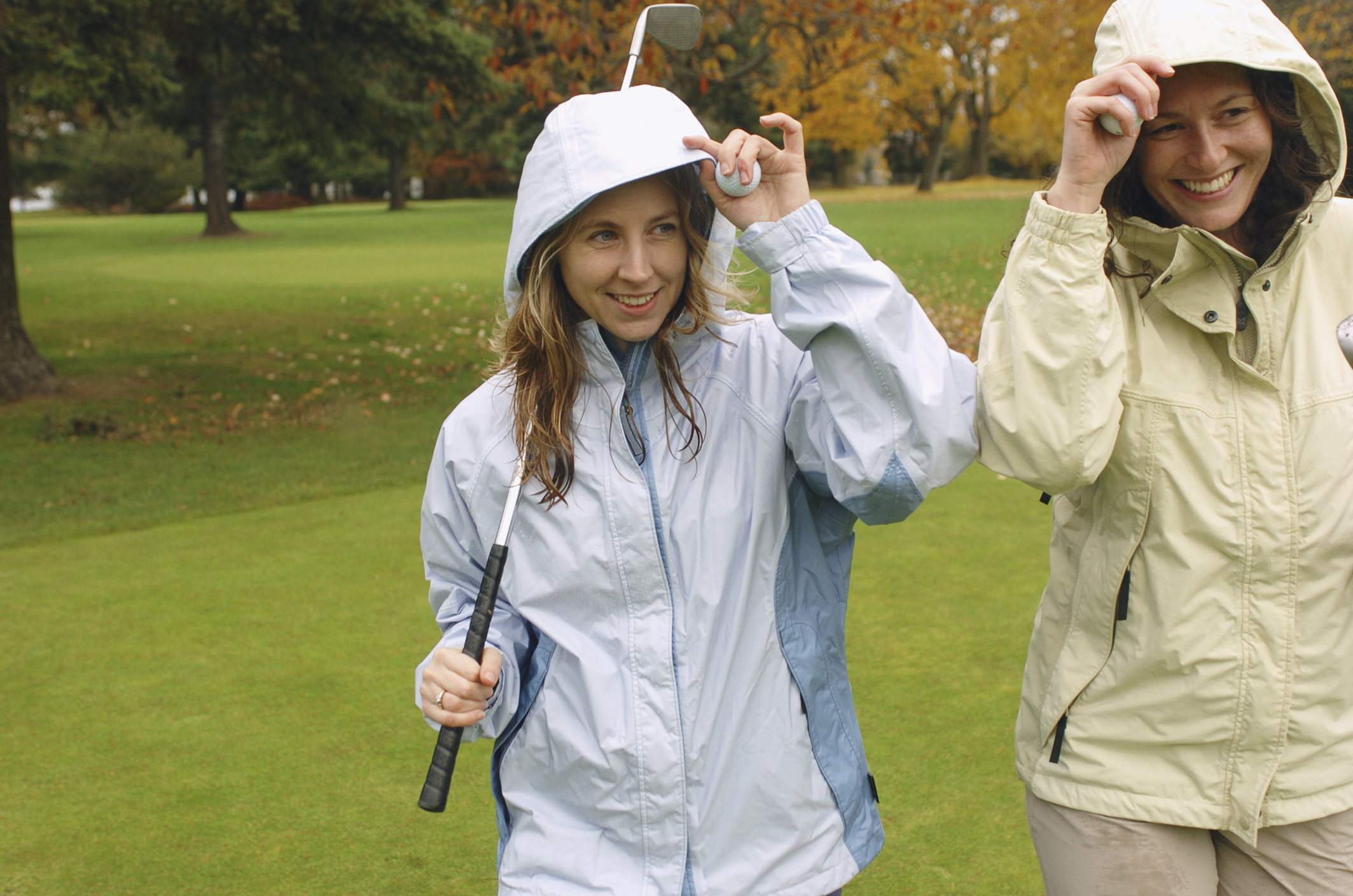 女性ゴルファー必見 憂うつな雨のラウンドを楽しむ鉄則って 匿名キャディが教えます Regina レジーナ