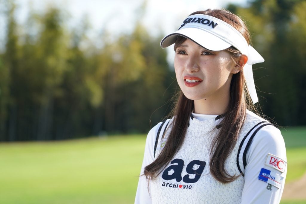 勝負カラーは赤！臼井麗香プロのゴルフファッション、ビューティの