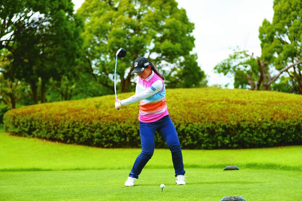 吉田優利プロが女性ゴルファーに教えてくれる 下半身リードで10ヤードアップ 雑巾絞りをイメージして効果的に飛ばそう Regina レジーナ