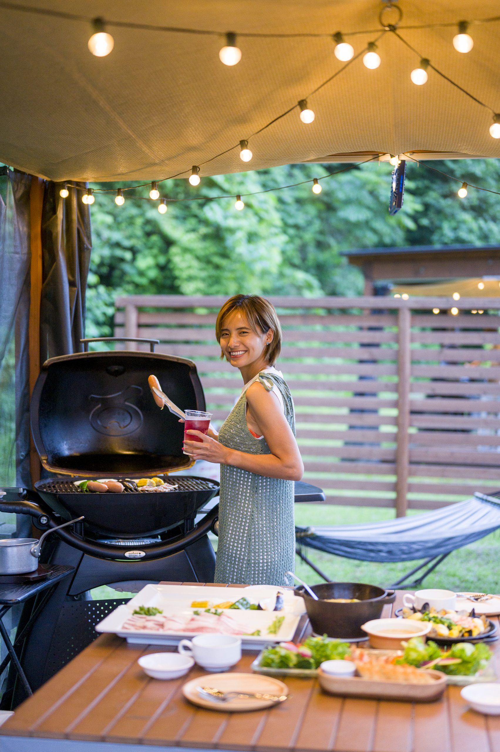 <p>手ぶらで気軽に、<br />
オープンエアで思う存分<br />
楽しめるBBQは<br />
グランピングならではの魅力。</p>
