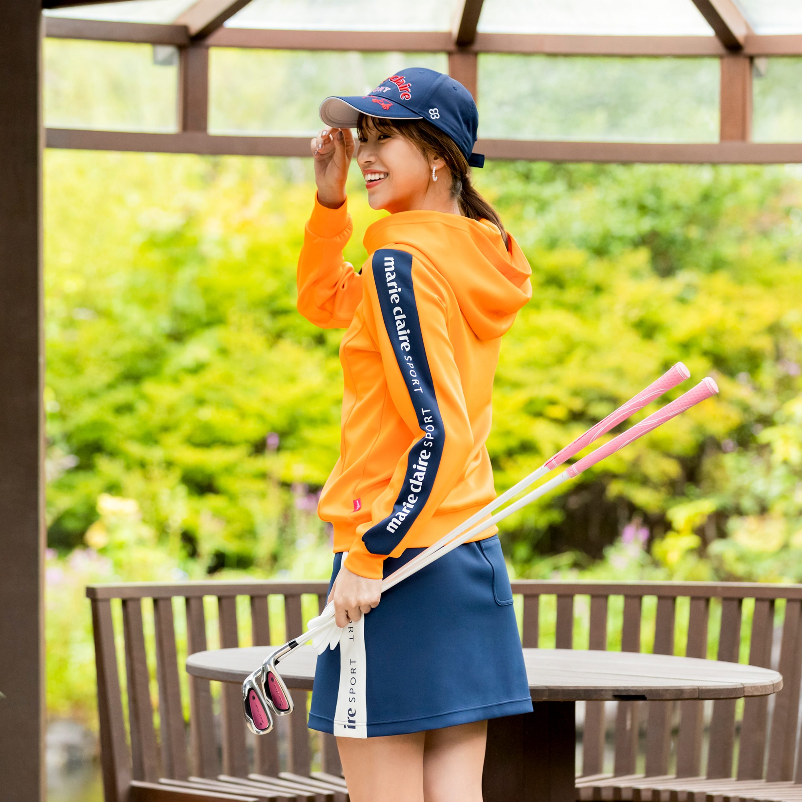 存在感のあるポジティブカラー×サイドラインのアクセントで、スポーティに自分らしく！