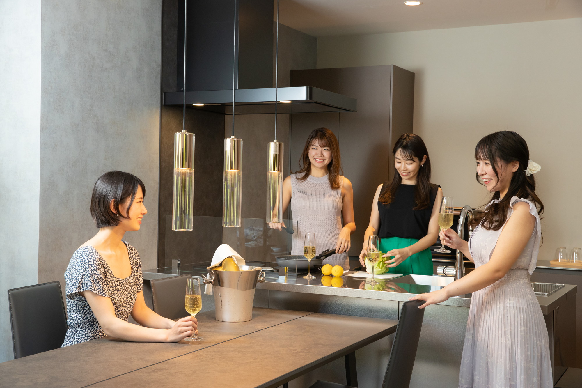 DAY.1　18：00～／COOKING調理器具や食器などが揃ったオシャレなアイランドキッチンで仲間たちとクッキング