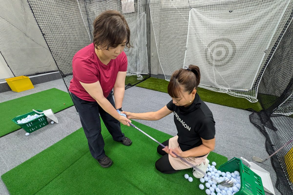 スカー…
いつもの仲間とのラウンドの日は、ちょっと攻めたファッションをカジュアルに楽しんで。主役になるトレンドアイテムを軸にした、今季ならではの着こなしをご紹介。…
試打を有意義にする基本の「き」【違いがわかるオンナになるための試打 Ho…
ゴルフが好きになればなるほど、クラブ選びは特別な時間になります。けれど、クラブ選びの前に行う試打というプロセスに、迷いや不安を抱える女性も少なくありません。今…
ラコステとともに楽しむ秋冬スタイル【ベーシックを今季仕様にアップデート!…
ラコステの秋冬ゴルフコレクションは、防寒性だけでなく装いの美しさも大切にしたい大人の女性ゴルファーにフィット。上質なベーシックを軸に、色・素材・小物の選び方で…
服で遊べる気楽なゴルフの日は、トレンド服投入でとことん今っぽく![パンツ…
いつもの仲間とのラウンドの日は、ちょっと攻めたファッションをカジュアルに楽しんで。主役になるトレンドアイテムを軸にした、今季ならではの着こなしをご紹介。…
![